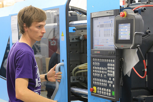 Employees at the ATHOS injection moulding machine