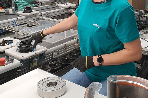 Employee at assembly of a cable rewinder