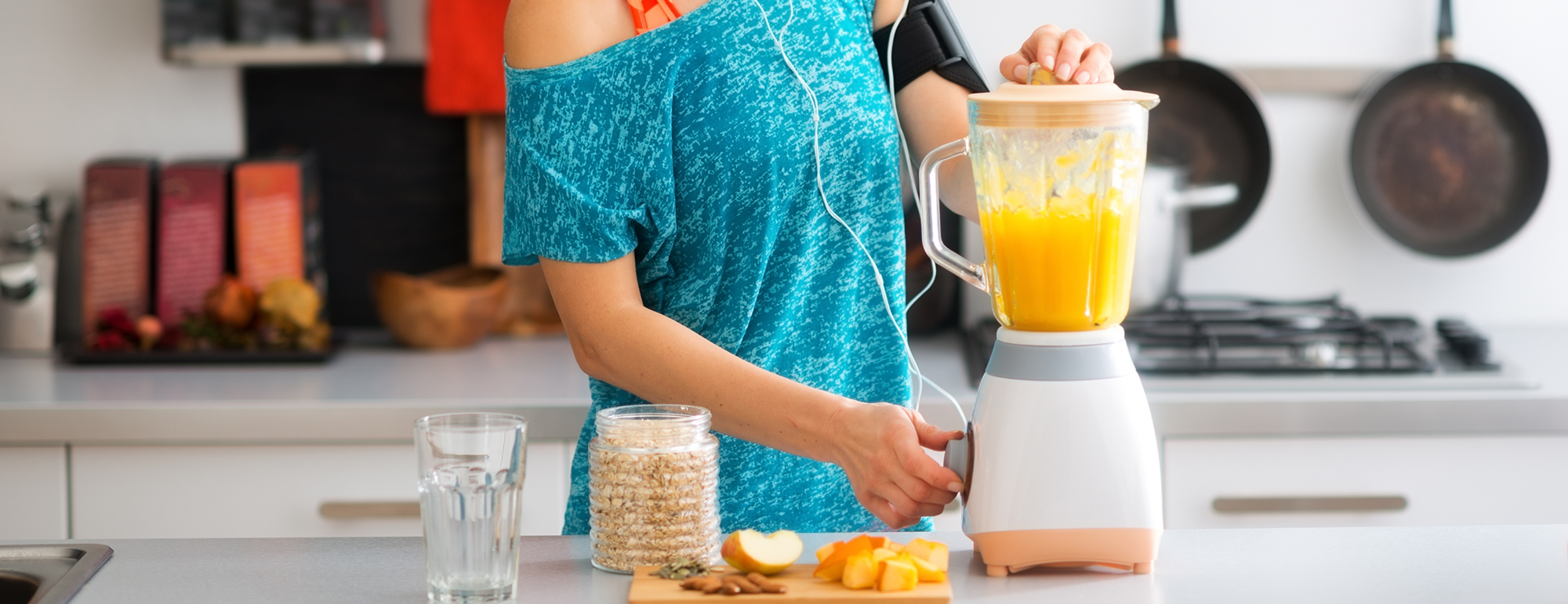 Anwendungsbeispiel Kabelaufroller: Frau mit Mixer