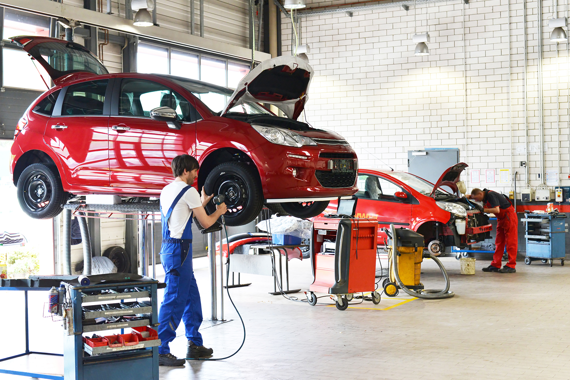 Example application hose rewinder: Changing tyres in workshop