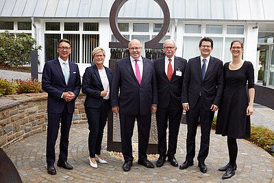 Gruppenfoto der KRAH-Mitarbeiter mit Bundeswirtschaftsminister