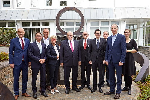 Gruppenfoto mit Bundeswirtschaftsminister und Abordnung